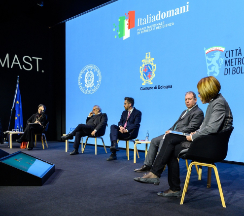 Venerdì 4 marzo 2022 all’Auditorium della Fondazione Mast il Ministro Bianchi, Leonardi e Goretti hanno illustrato i progetti e le risorse del Piano per Bologna e l’Emilia Romagna. URL fonte dell'immagine: https://www.italiadomani.gov.it/it/news/istruzione--infrastrutture-e-cultura--il-pnrr-per-bologna.html